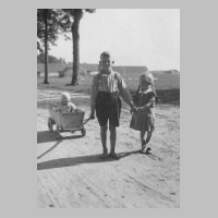 086-0094 Die Geschwister Altrock -Alfred, Hildegard und Eva- im August 1934. Im Hintergrund die Scheunen vom Gut Hugo Geil. .jpg